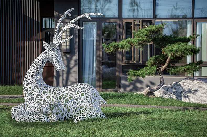 不銹鋼鹿，不銹鋼鏤空鹿，鏤空鹿景觀擺件，鏤空鹿雕塑，河北不銹鋼鹿廠家.jpg