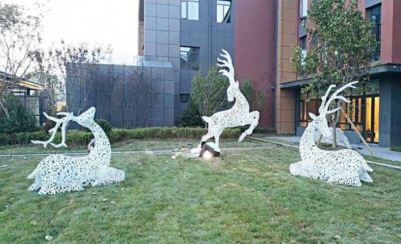 不銹鋼鹿，不銹鋼鏤空鹿，鏤空鹿景觀擺件，鏤空鹿雕塑，河北不銹鋼鹿廠家3.jpg