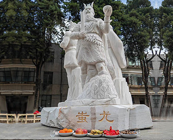 云南石雕黃帝、炎帝、蚩尤雕塑安裝效果展示