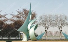 建筑小區(qū)應(yīng)當(dāng)怎樣選擇不銹鋼雕塑？