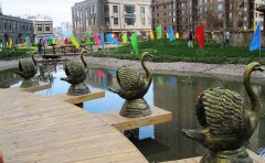 銅雕塑廠家分析銅雕塑選擇應(yīng)該注意哪些問題？