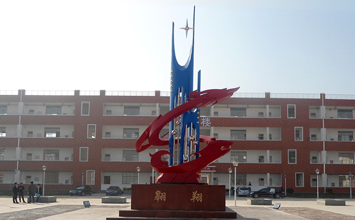 不銹鋼雕塑制作完成之后，需要對(duì)表面進(jìn)行打磨噴漆，這樣才可以獲得想要的表面效果，不銹鋼雕塑打磨噴漆有一些注意事項(xiàng)，下面給大家介紹一下。